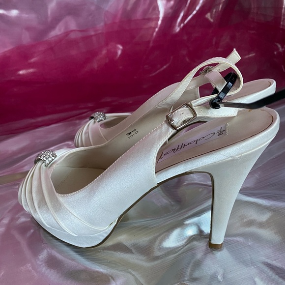 SAMPLE #393-397 Coloriffics Avalon in Ivory - Picture 2 of 2